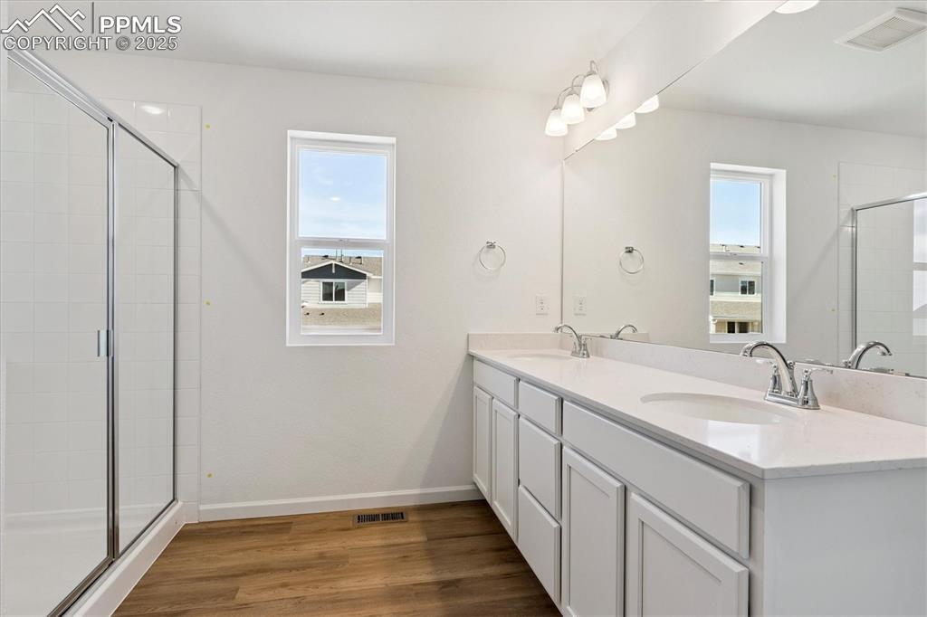 Image 17 of 21: Bathroom