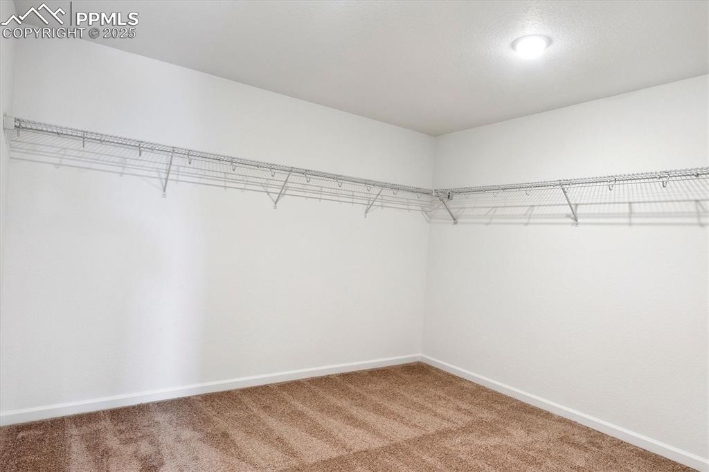 Image 18 of 21: Closet