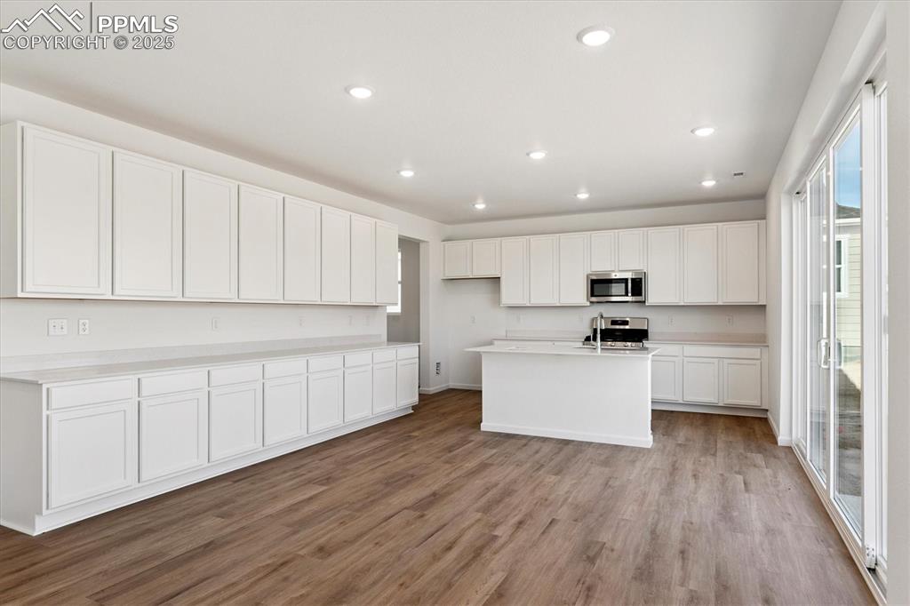 Image 9 of 21: Kitchen