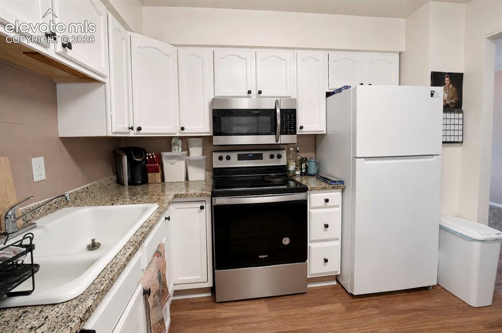 Image 10 of 39: Kitchen