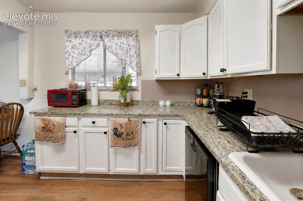 Image 9 of 39: Kitchen