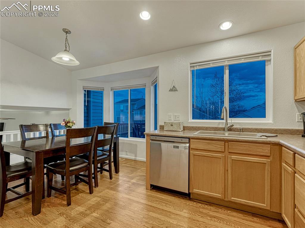 Image 10 of 30: Kitchen