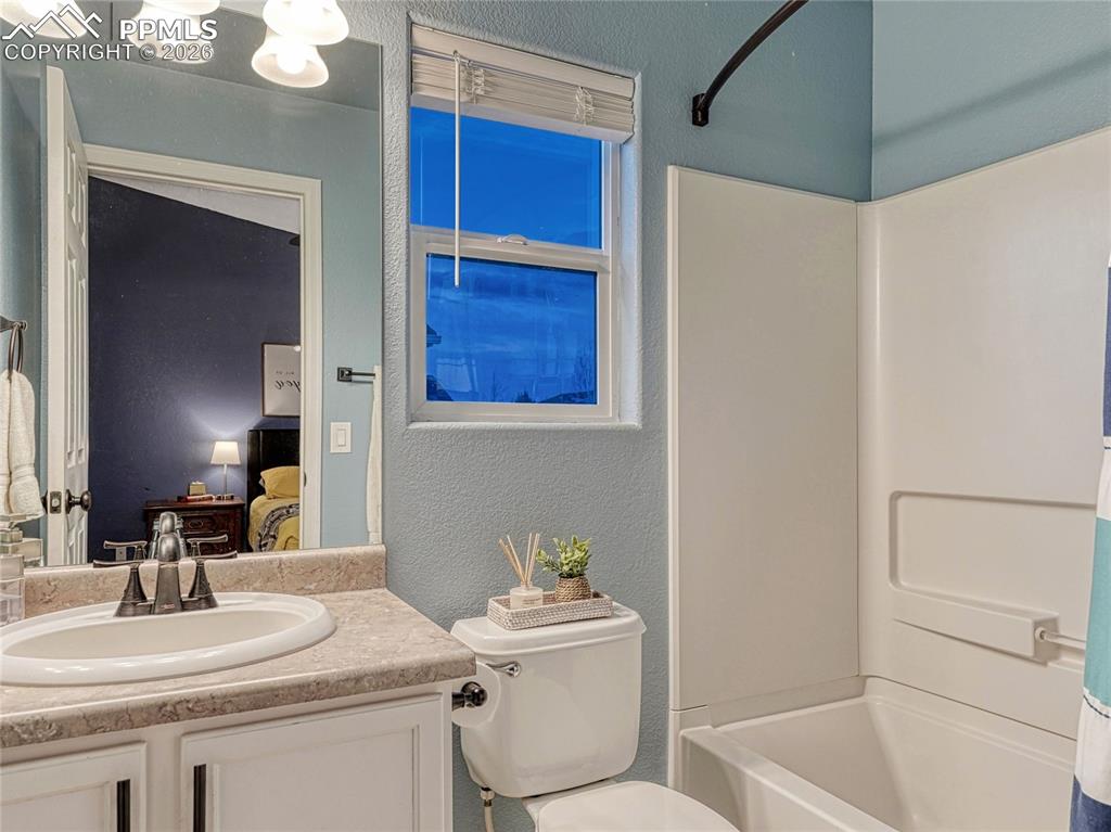 Image 16 of 30: Bathroom