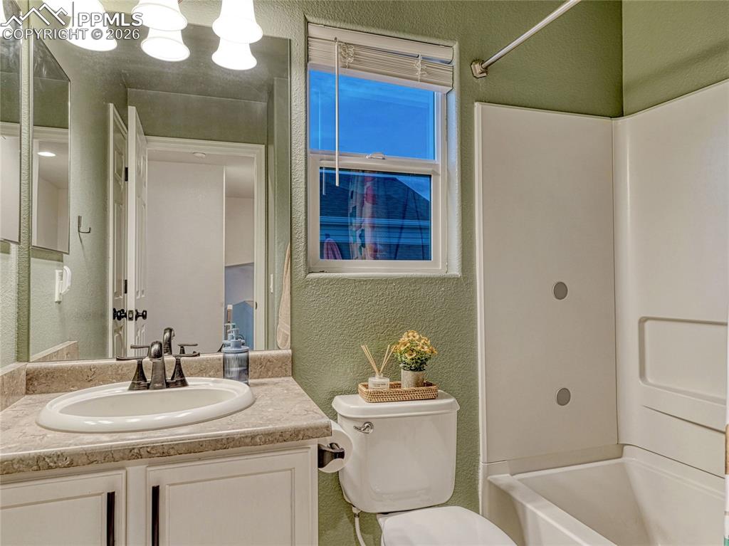 Image 19 of 30: Bathroom