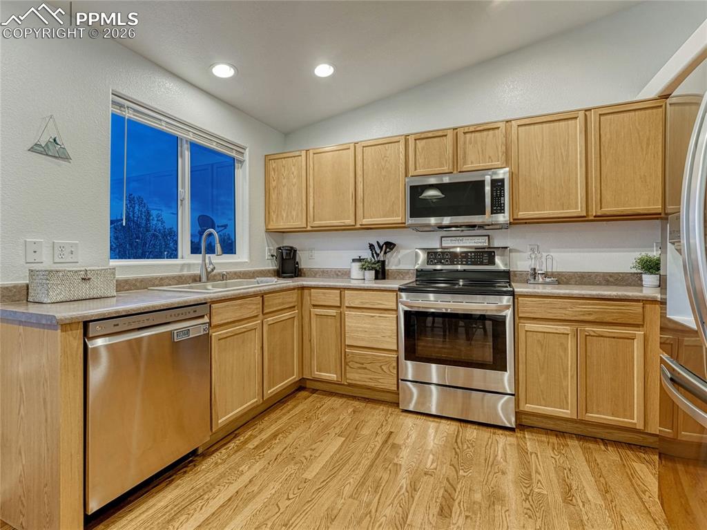 Image 4 of 30: Kitchen