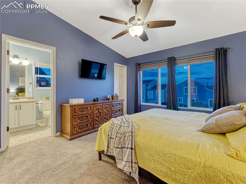 Image 5 of 30: Bedroom