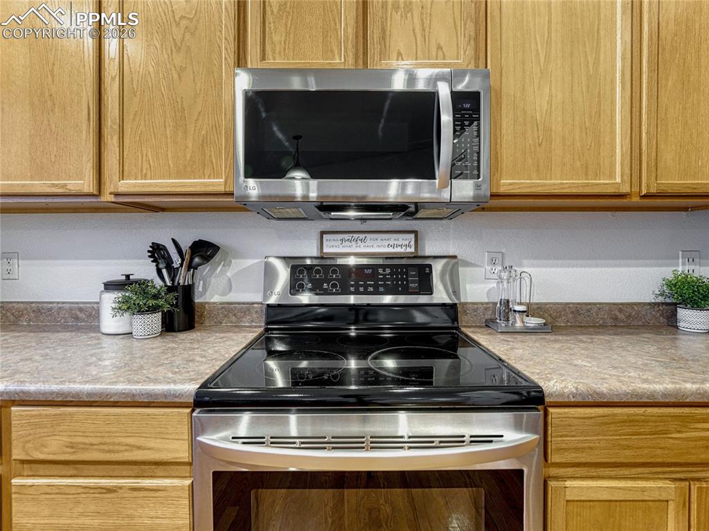 Image 9 of 30: Kitchen