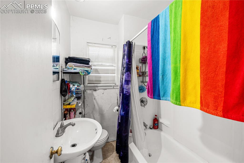 Image 6 of 11: Bathroom