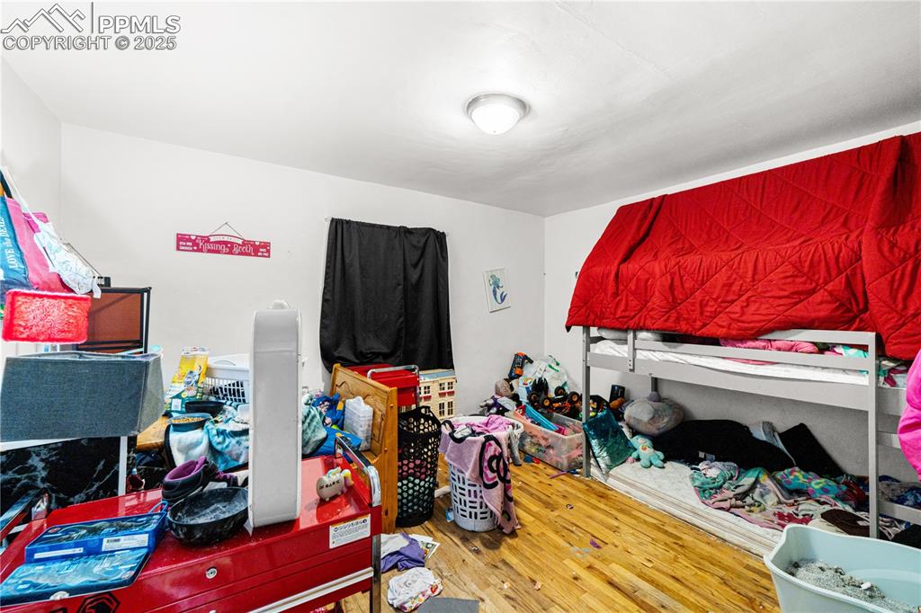 Image 7 of 11: Bedroom