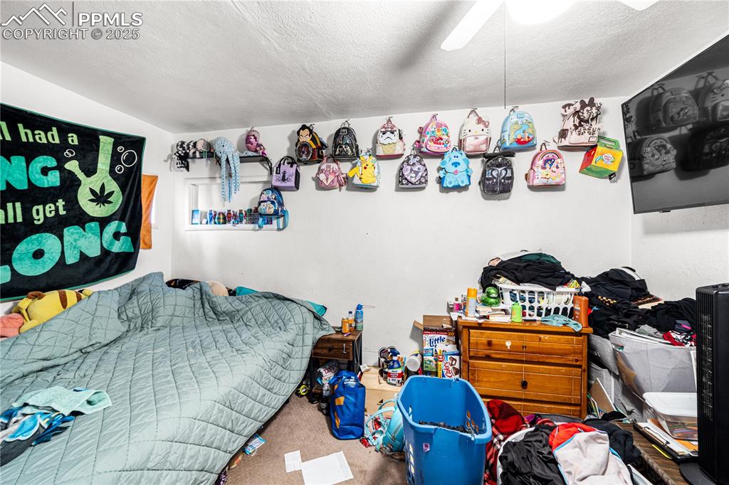 Image 8 of 11: Bedroom