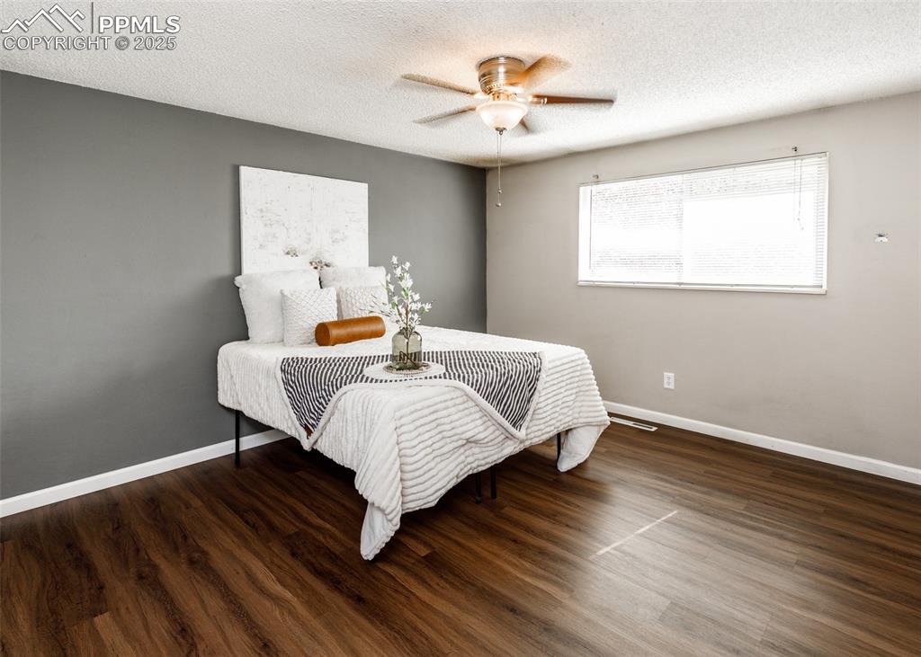 Image 14 of 35: Bedroom