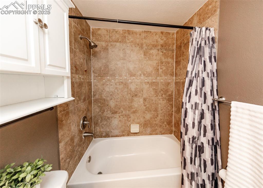 Image 22 of 35: Bathroom