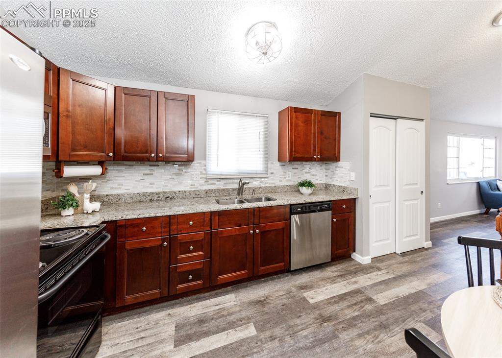 Image 7 of 35: Kitchen