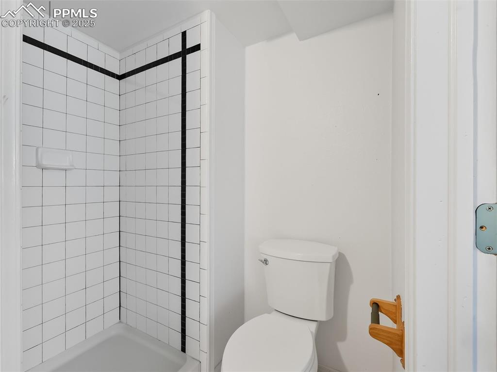 Image 14 of 27: Bathroom