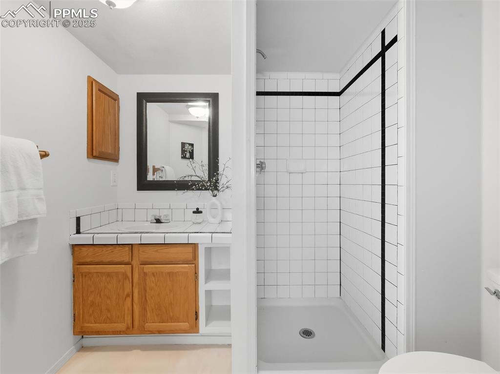 Image 15 of 27: Bathroom