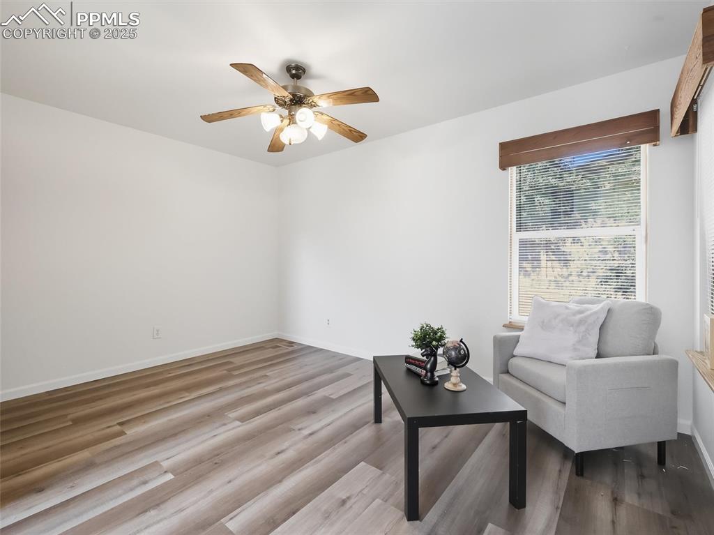 Image 17 of 27: Sitting Room