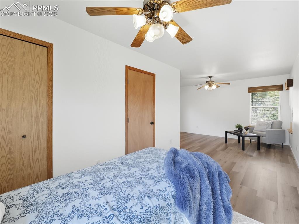 Image 18 of 27: Bedroom