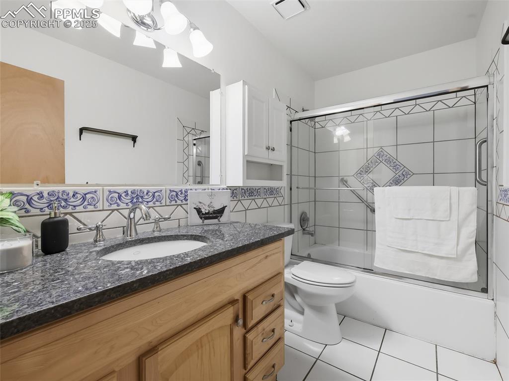 Image 20 of 27: Bathroom