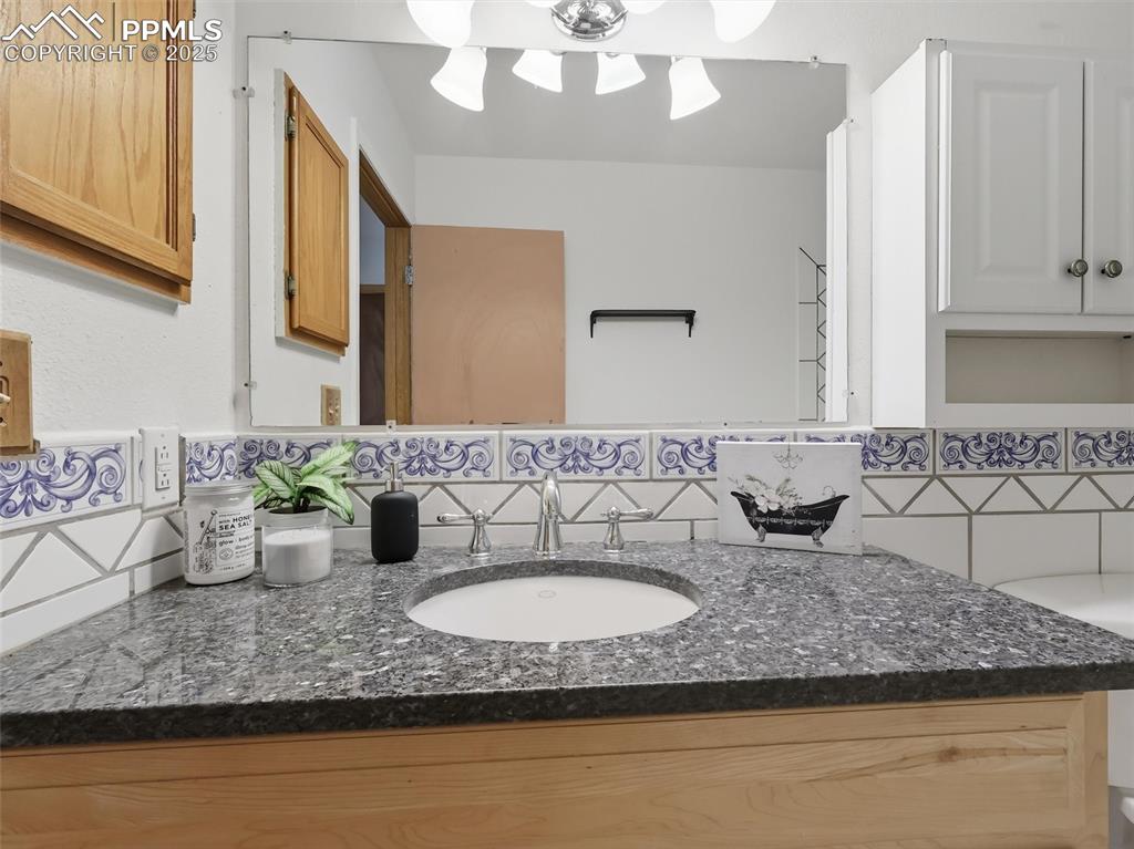 Image 21 of 27: Bathroom