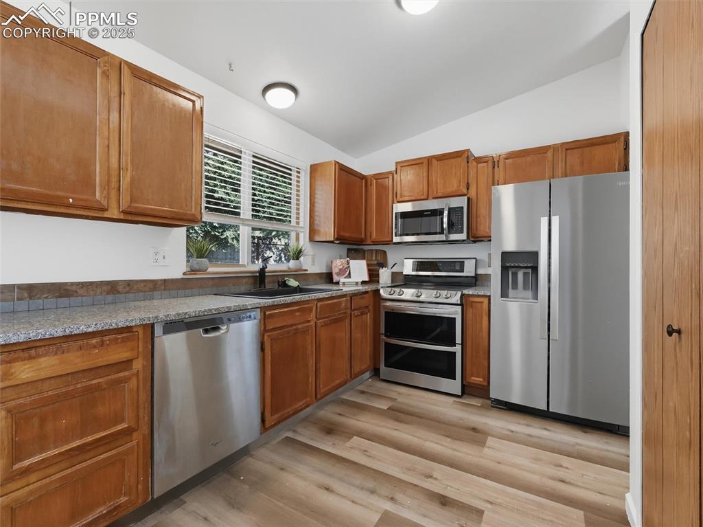 Image 5 of 27: Kitchen