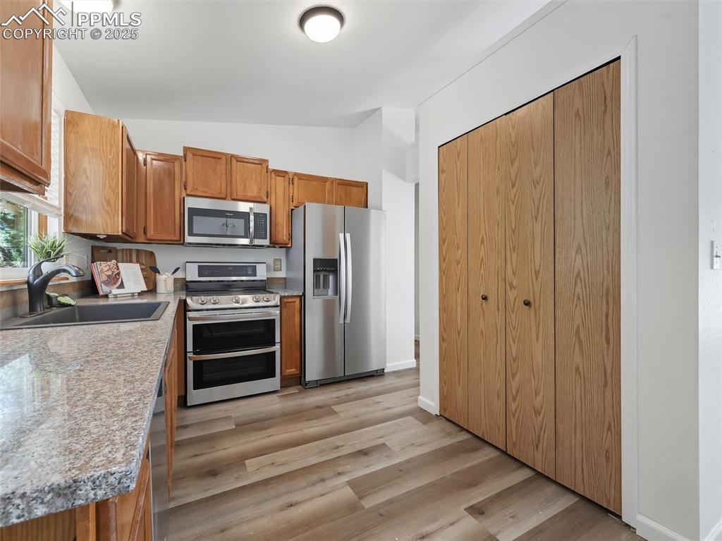 Image 6 of 27: Kitchen