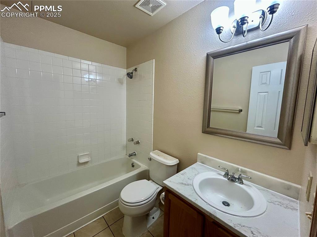 Image 5 of 16: Bathroom