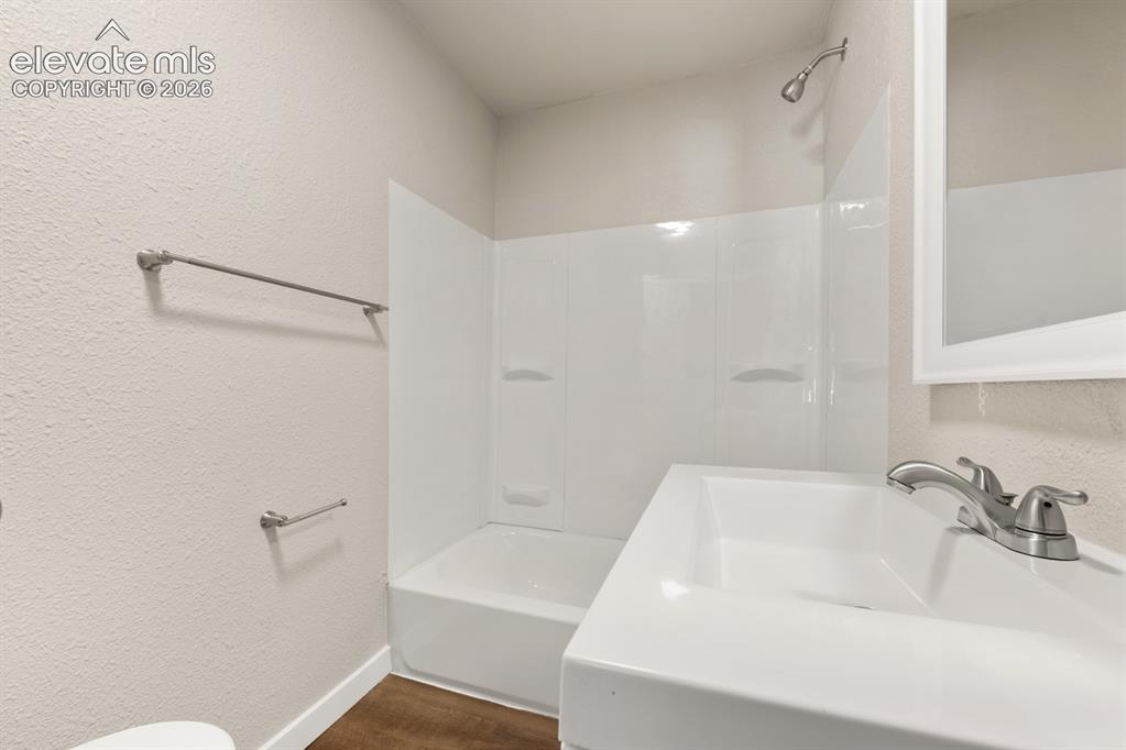 Image 17 of 31: Bathroom