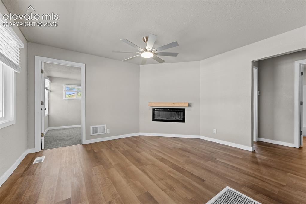 Image 6 of 31: Living Room