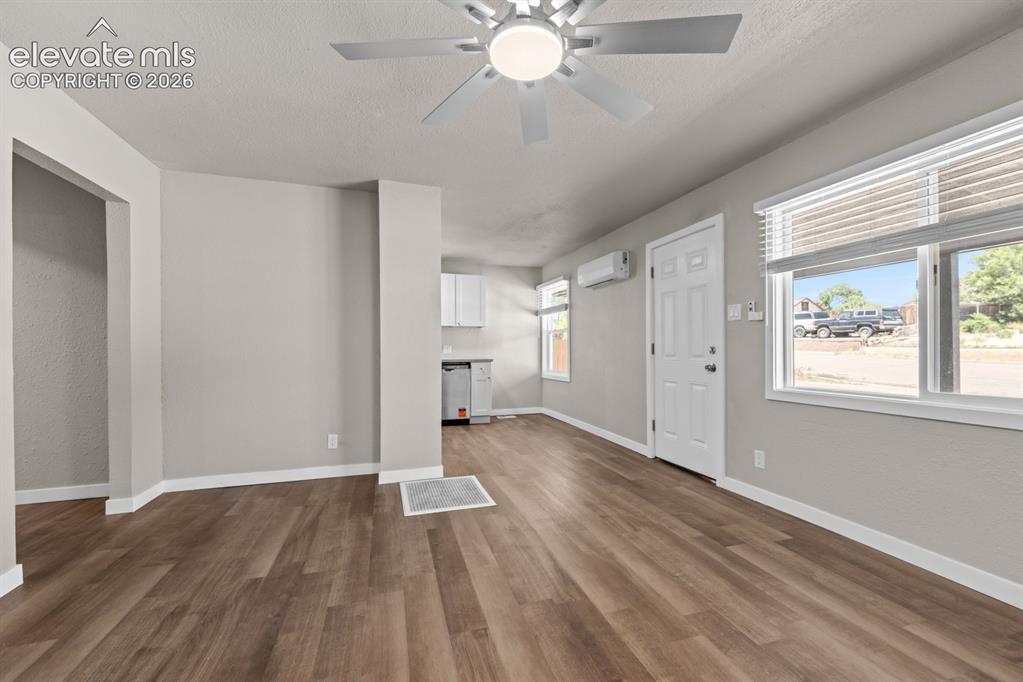 Image 7 of 31: Living Room