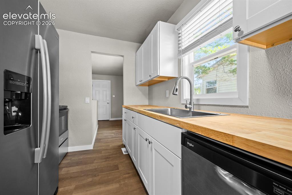 Image 8 of 31: Kitchen