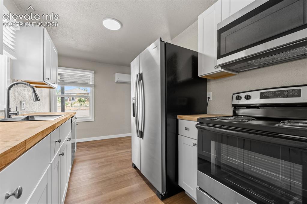 Image 9 of 31: Kitchen
