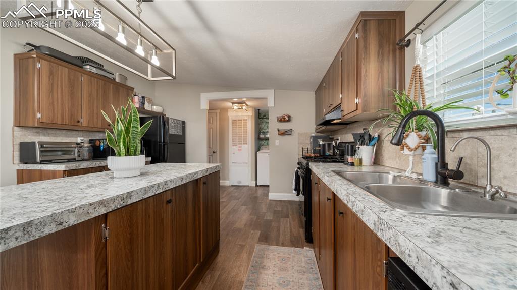 Image 5 of 22: Kitchen