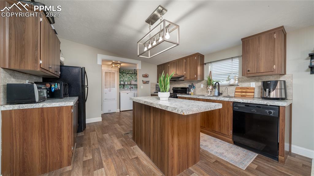 Image 7 of 22: Kitchen island
