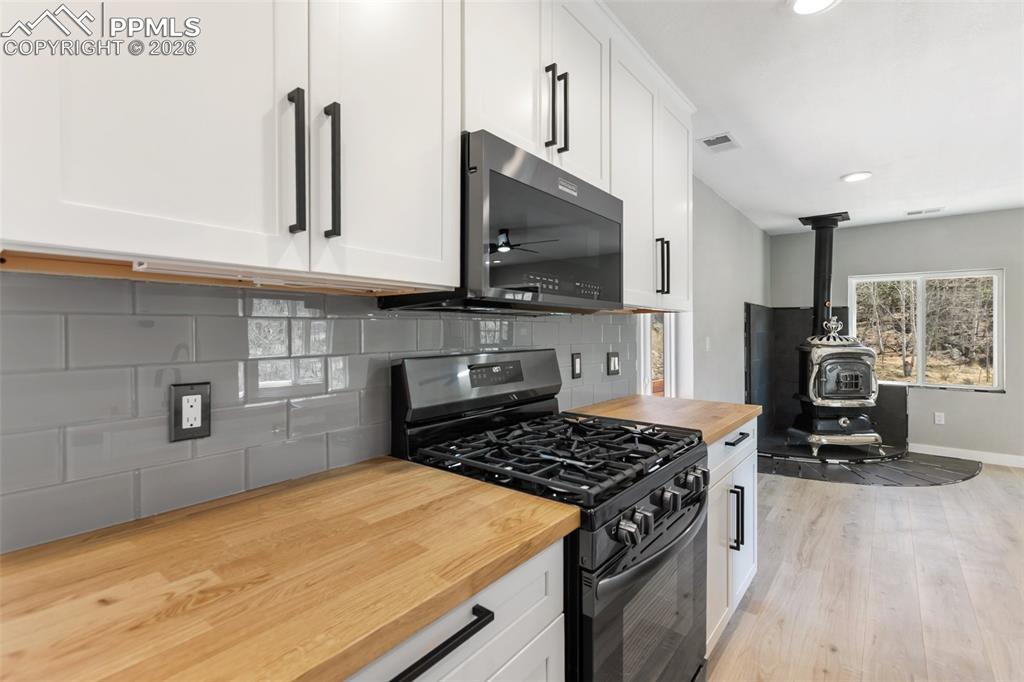 Image 14 of 44: Kitchen