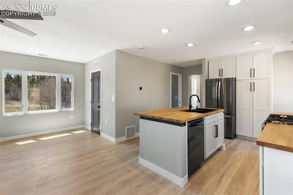 Image 16 of 44: Kitchen