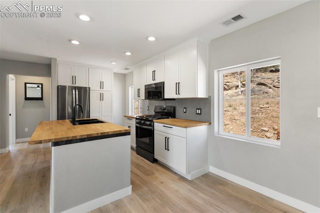 Image 17 of 44: Kitchen