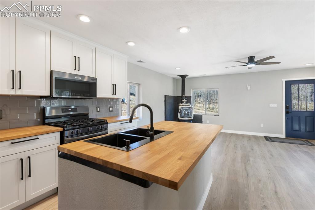 Image 18 of 44: Kitchen