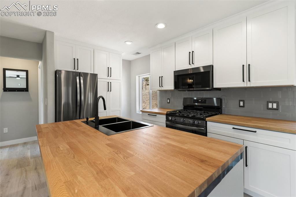 Image 19 of 44: Kitchen