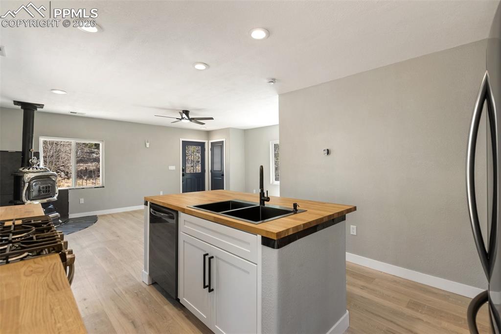 Image 20 of 44: Kitchen