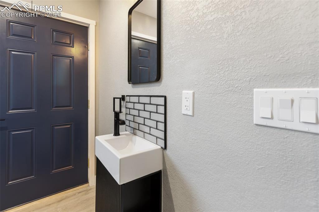 Image 21 of 44: Bathroom