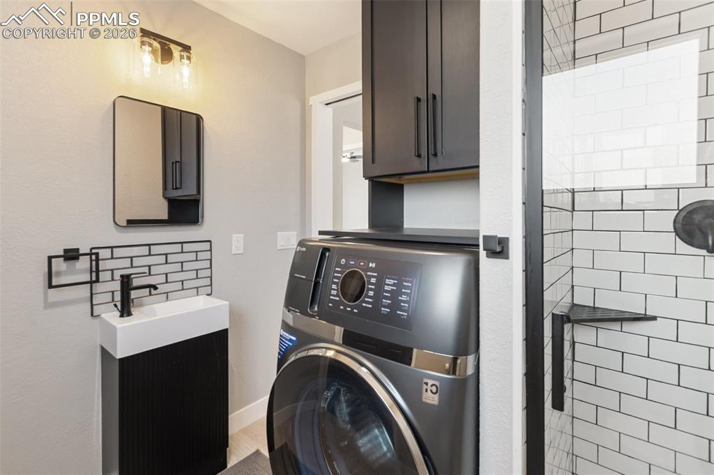 Image 23 of 44: Bathroom