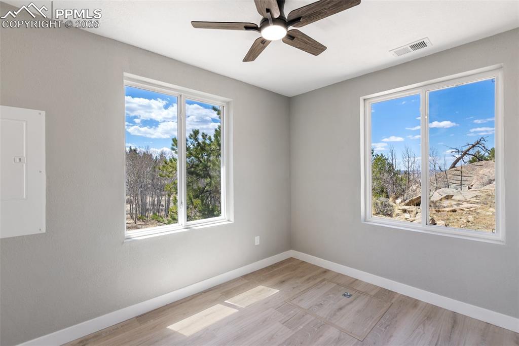 Image 24 of 44: Bedroom