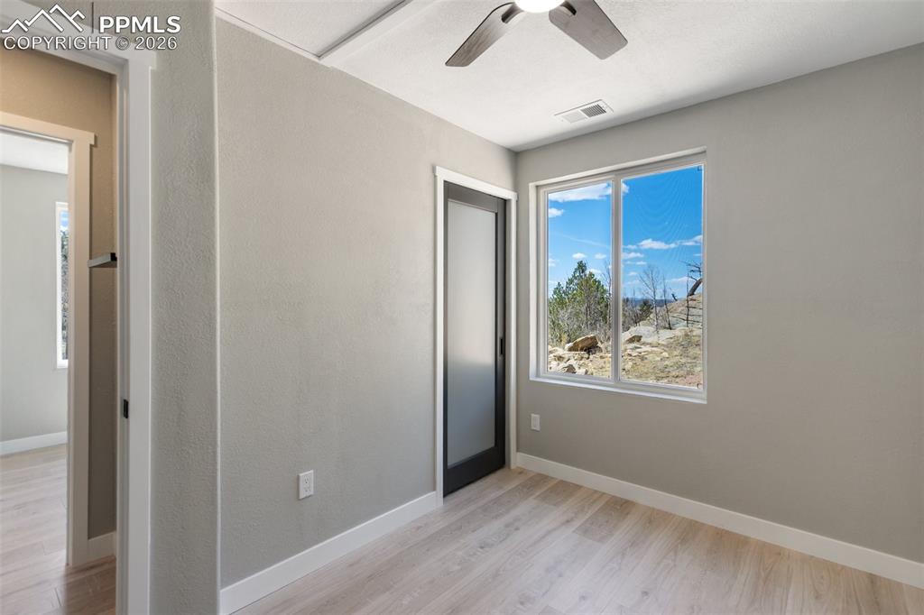 Image 29 of 44: Bedroom