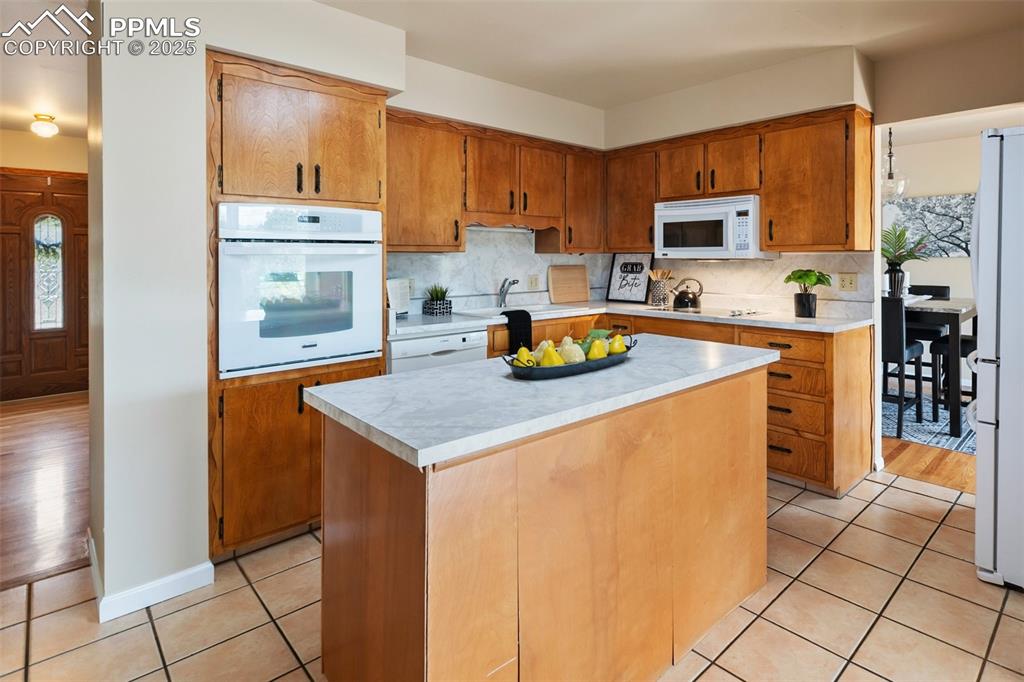 Image 30 of 49: Kitchen