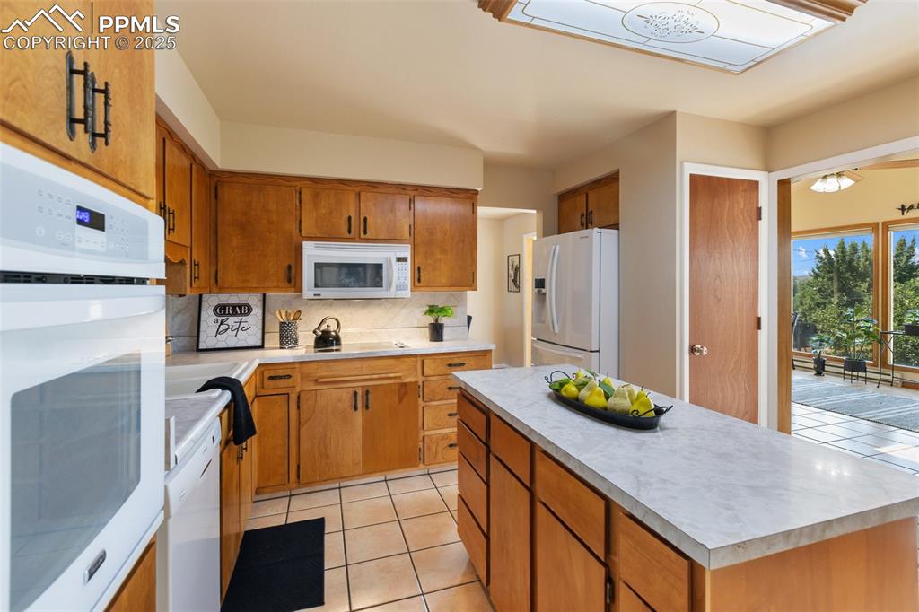 Image 31 of 49: Kitchen