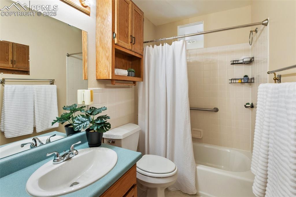 Image 34 of 49: Hall Bath