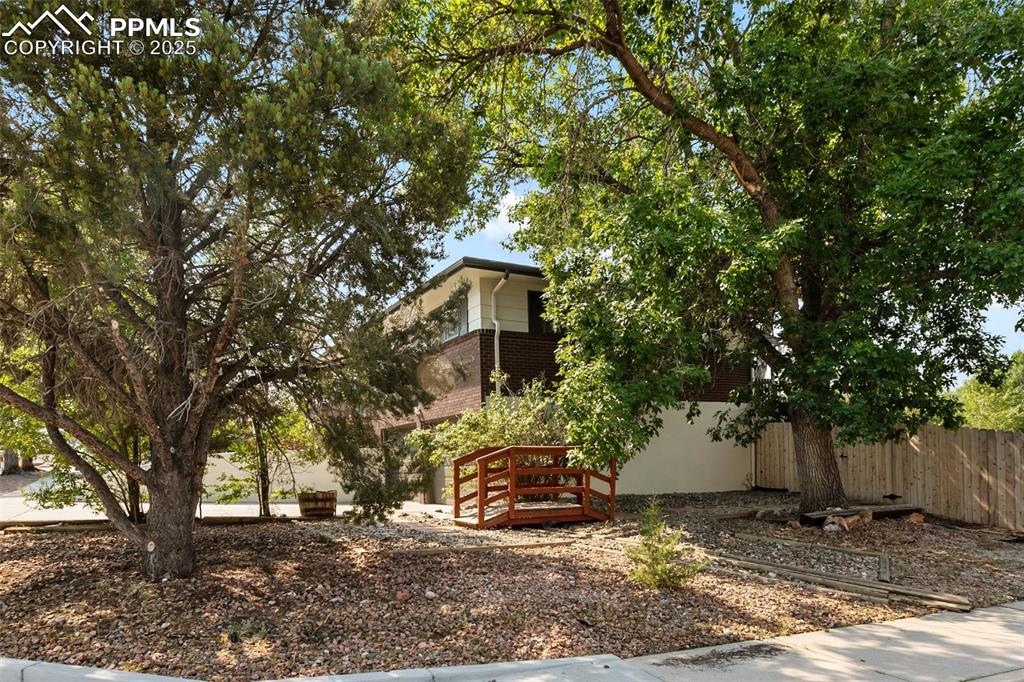 Image 6 of 49: Yard