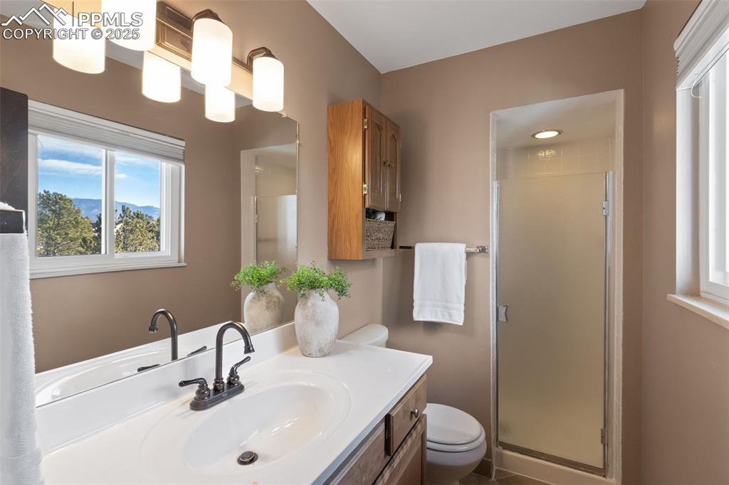 Image 19 of 40: Bathroom