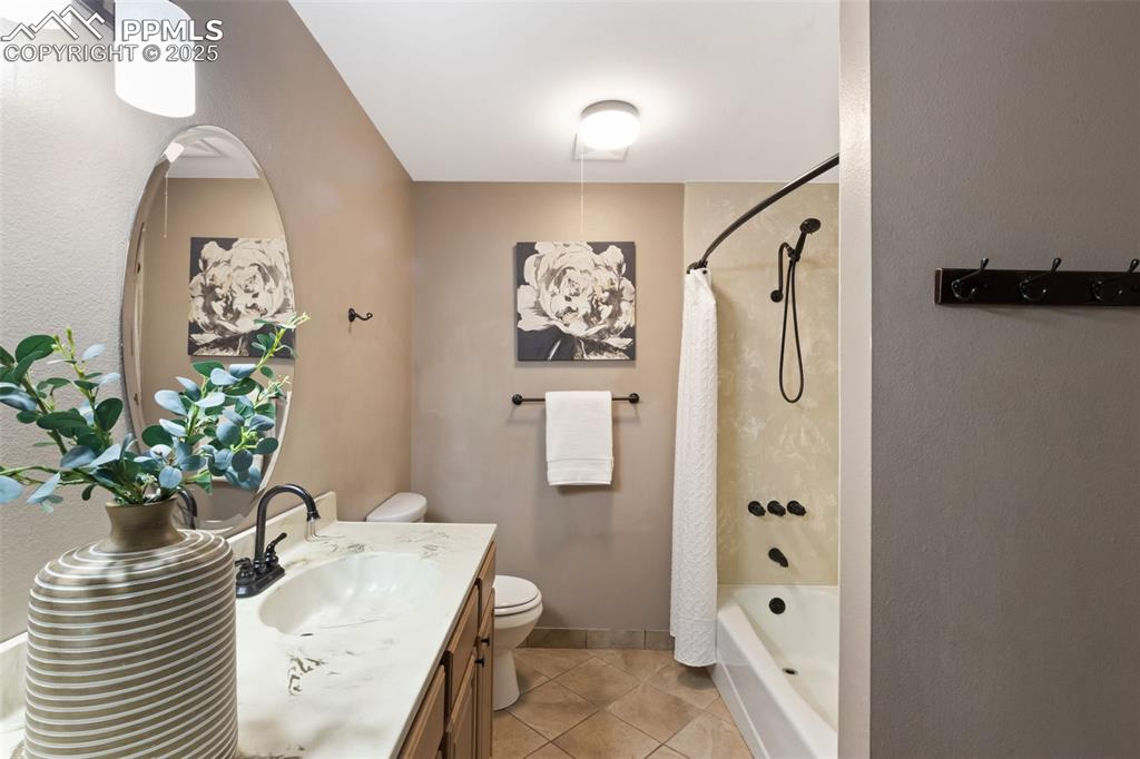 Image 23 of 40: Bathroom