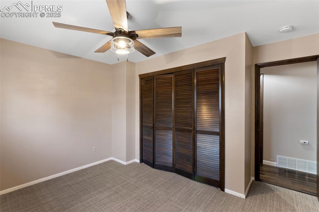 Image 25 of 40: Bedroom